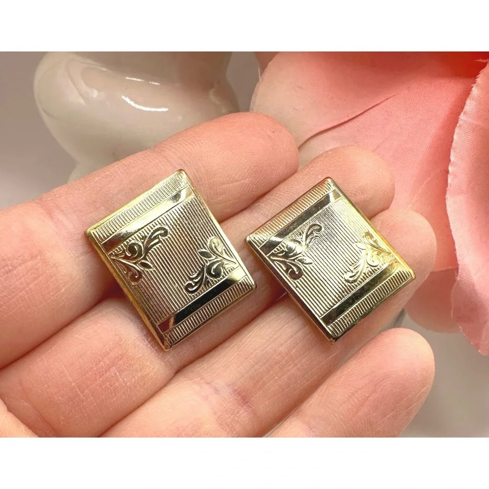 Swank Cufflinks Vintage 1945 Era Square Etched Leaves Swirls Gold Tone Bent Bar